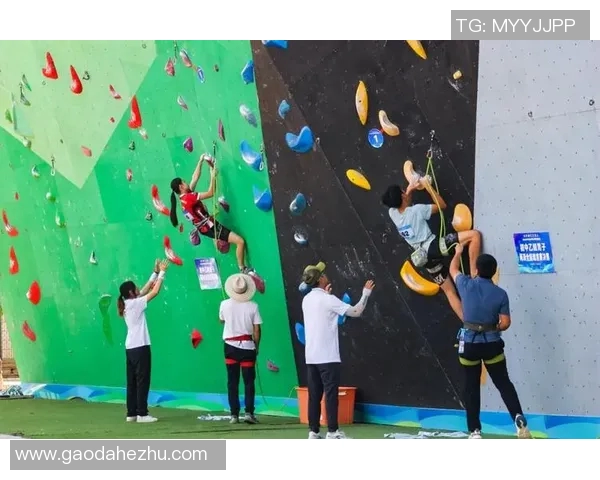 成都攀岩队的防反策略解析与攀岩热点探讨